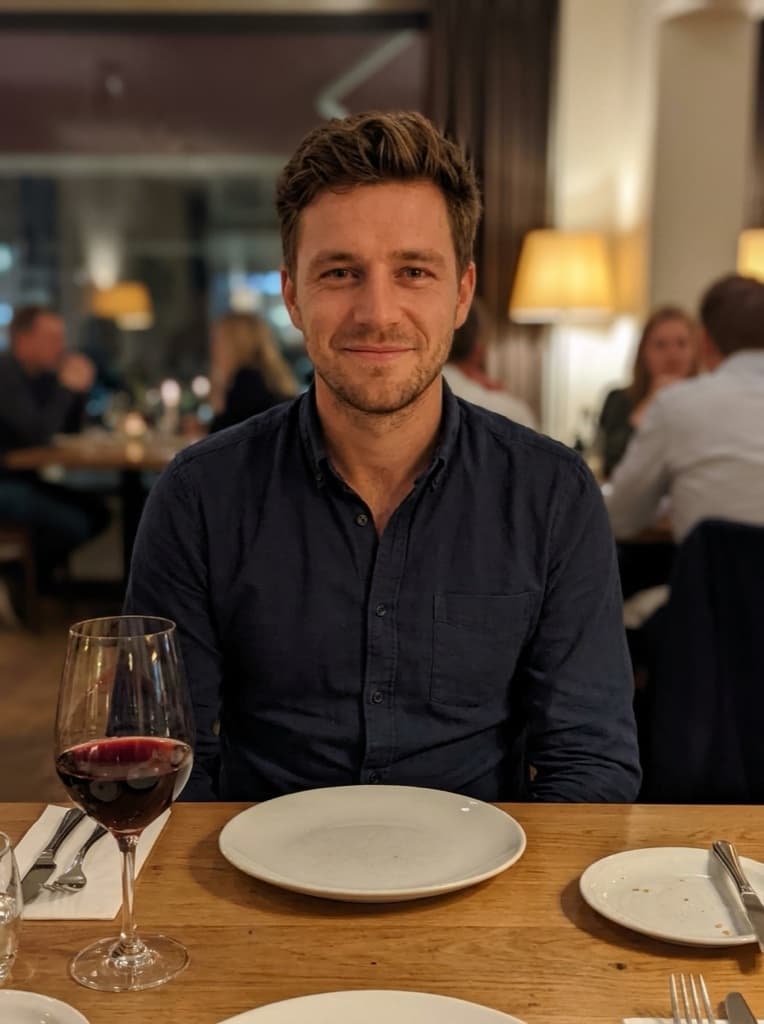 Voorbeeld van een middelmatige profielfoto in een restaurant